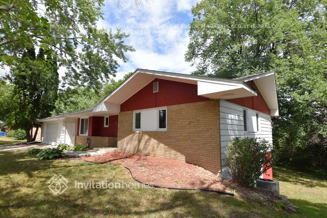 2300 Winfield Ave in Minneapolis, MN - Building Photo