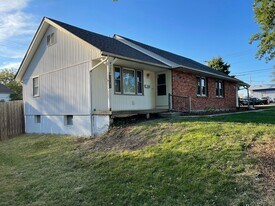 8302 Travis Ln in Overland Park, KS - Building Photo