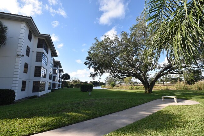 3540 Whitehall Dr-Unit -405 in West Palm Beach, FL - Building Photo - Building Photo