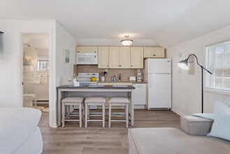 27 Oak St in Wading River, NY - Foto de edificio - Building Photo