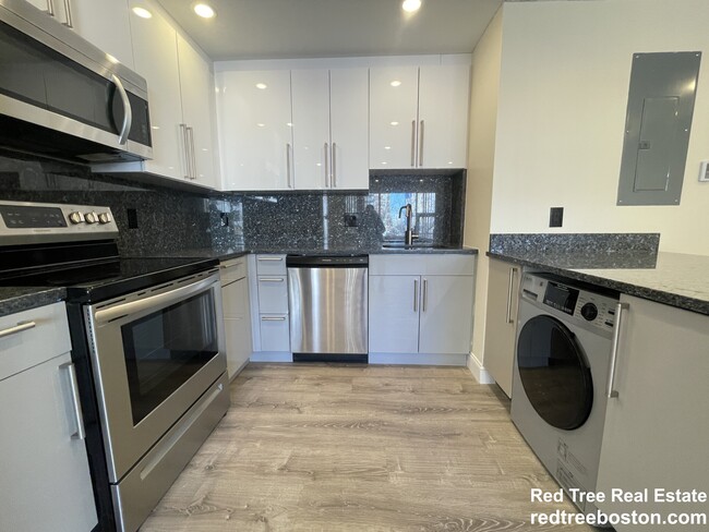 1028a Commonwealth Ave, Unit 405 in Boston, MA - Foto de edificio - Building Photo