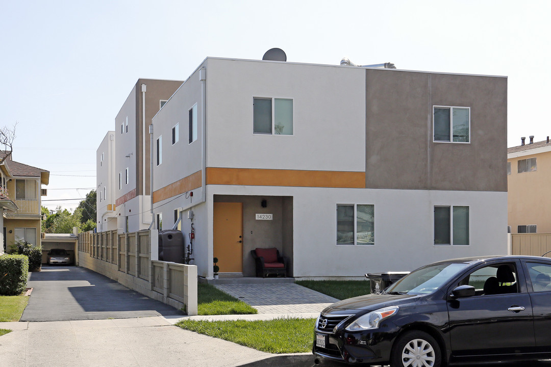 14228 Sylvan St in Van Nuys, CA - Building Photo