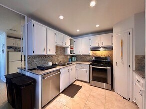 18555 Collins St, Unit Room B in Tarzana, CA - Building Photo - Building Photo