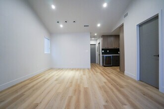 3244 Chapman St in Los Angeles, CA - Foto de edificio - Building Photo