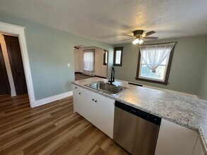 221 E Dover Ct, Unit 221 in Davenport, IA - Building Photo - Building Photo