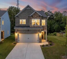 930 Bentley Dr in Fairburn, GA - Building Photo