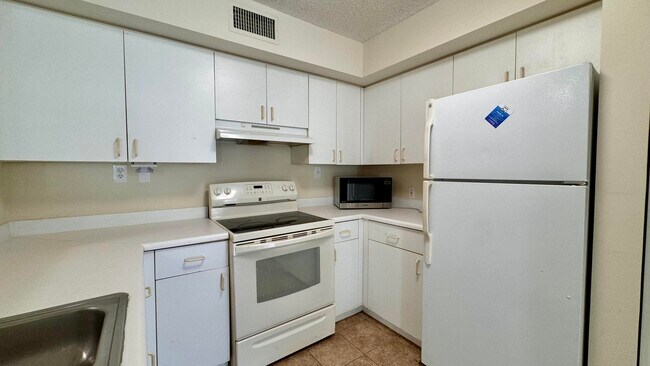 7808 Sonoma Springs Cir-Unit -105 in Greenacres, FL - Building Photo - Building Photo