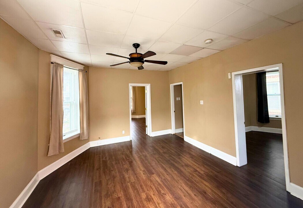 327 Ash St in Jefferson City, MO - Building Photo