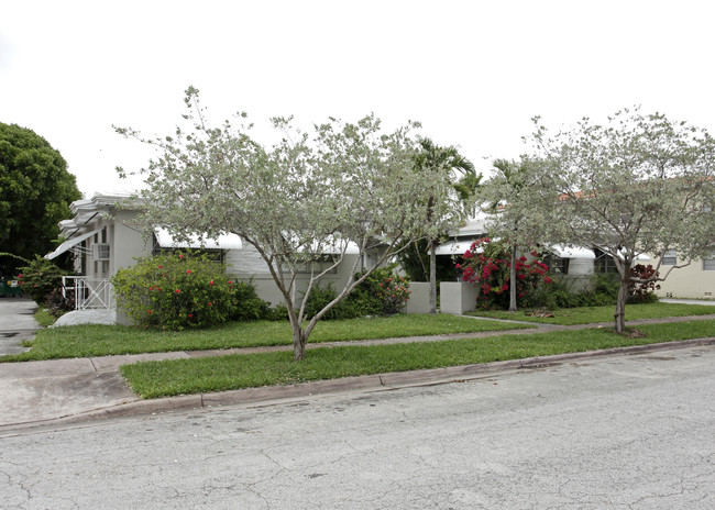 23 Salamanca Ave in Coral Gables, FL - Foto de edificio - Building Photo