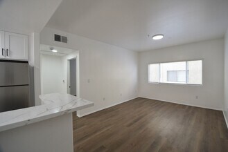 11311 Morrison St in Los Angeles, CA - Building Photo - Building Photo
