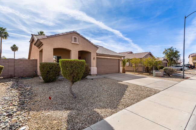 15573 W Shiloh Ave in Goodyear, AZ - Building Photo - Building Photo