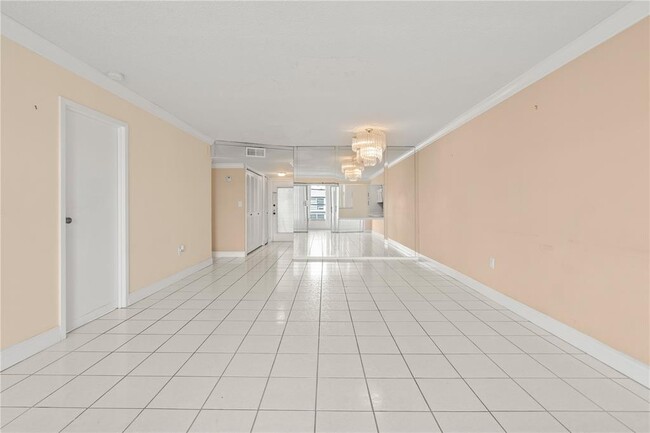 8350 Sands Point Blvd, Unit E309 in Tamarac, FL - Building Photo - Building Photo