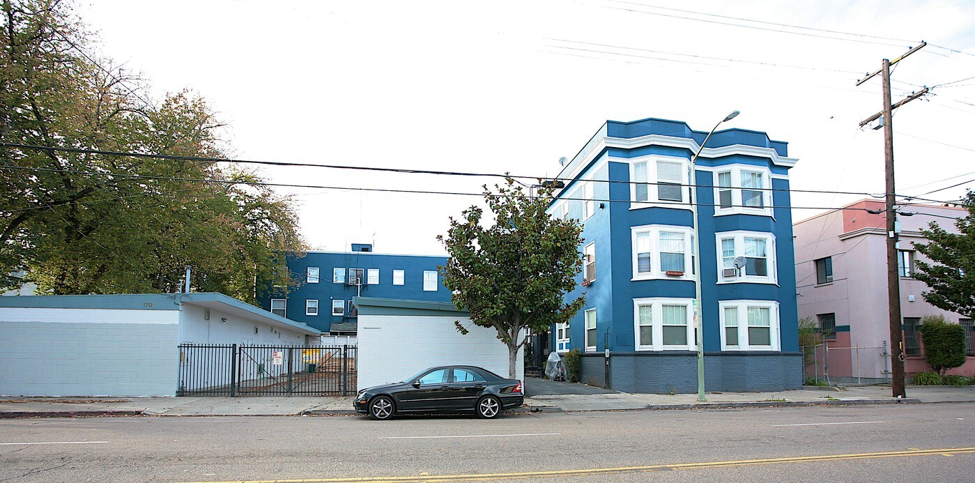 1705 Martin Luther King Jr Way in Oakland, CA - Foto de edificio