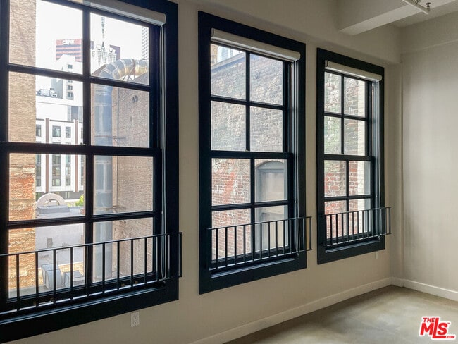 315 W 5th St in Los Angeles, CA - Building Photo - Building Photo