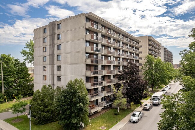 10229 Bois-de-Boulogne Av in Montréal, QC - Building Photo - Building Photo