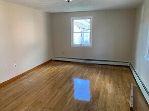 25 Duval St, Unit 1 in Boston, MA - Foto de edificio - Building Photo