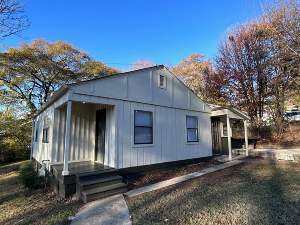 1020 Rainey St in Gainesville, GA - Building Photo