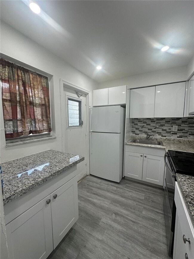 2800 NE 203rd St, Unit 1 in Miami, FL - Foto de edificio - Building Photo