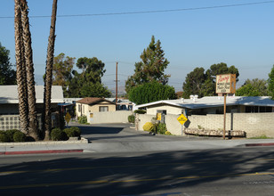 1203 W 6th St in Corona, CA - Foto de edificio - Building Photo