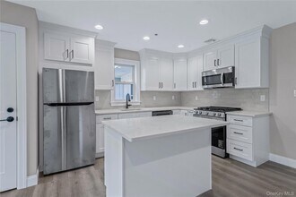 110 School St, Unit 1 in Glen Cove, NY - Building Photo - Building Photo