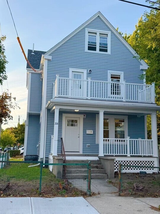 208 Beach St in Quincy, MA - Building Photo