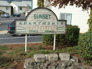 Sunset Apartments in Roseburg, OR - Building Photo - Building Photo