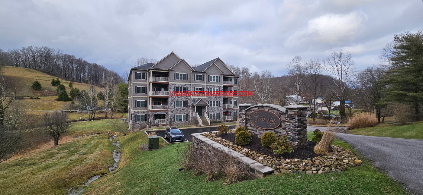 101 Country Meadow Ln, Unit 306. in Bridgeport, WV - Building Photo