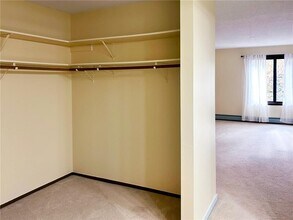 7510 Cahill Rd in Edina, MN - Building Photo - Building Photo