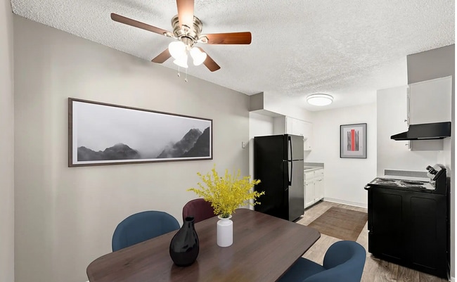 Laredo House Apartments in Aurora, CO - Building Photo - Building Photo