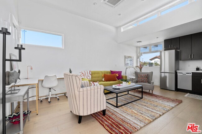 823 Flower Ave in Los Angeles, CA - Building Photo - Building Photo