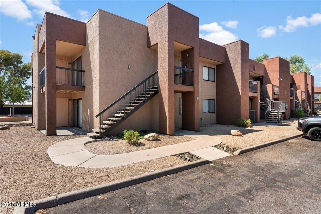 3810 N Maryvale Pkwy in Phoenix, AZ - Building Photo