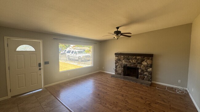 415 W Grand Ave in Porterville, CA - Building Photo - Building Photo