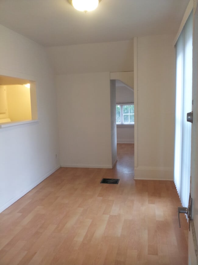 413 W Vine St, Unit 4 in Kalamazoo, MI - Foto de edificio - Building Photo