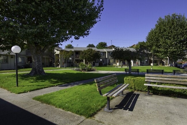 1220 W 8th St in The Dalles, OR - Foto de edificio - Building Photo