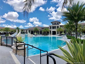 7819 NW 104th Ave-Unit -32 in Doral, FL - Foto de edificio - Building Photo