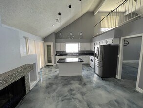 7125 W Caprock Cir in Las Vegas, NV - Foto de edificio - Building Photo