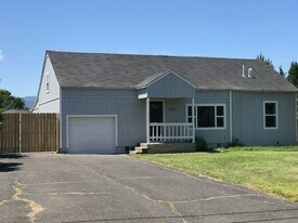 1346 Dixie Ln in Medford, OR - Building Photo