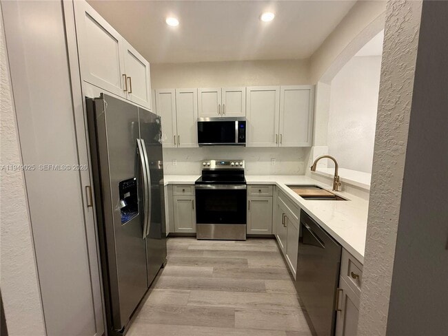 2511 SW 99th Way in Miramar, FL - Building Photo - Building Photo