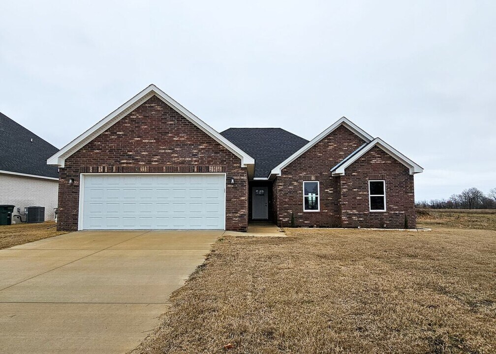 102 Clearwater Dr in Brookland, AR - Foto de edificio