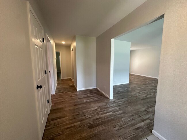 1608 Woodhill Dr in Lebanon, MO - Building Photo - Building Photo