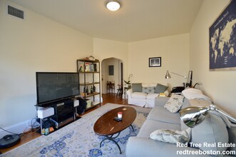 1463 Beacon St, Unit 31 in Brookline, MA - Building Photo - Building Photo