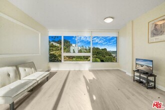 17350 Sunset Blvd in Los Angeles, CA - Foto de edificio - Building Photo