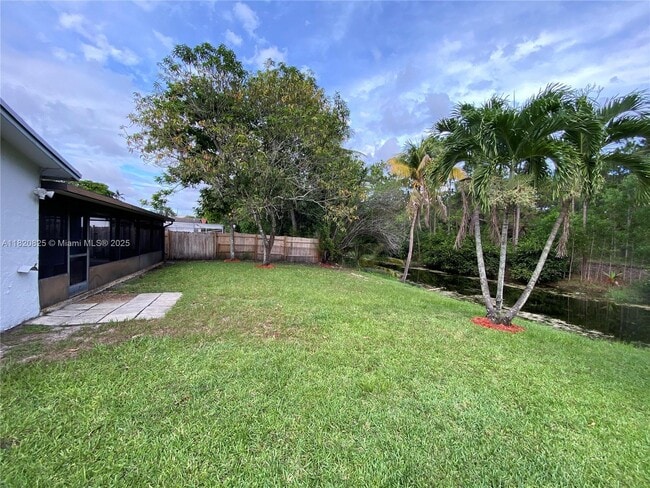 8250 Southampton Dr in Miramar, FL - Foto de edificio - Building Photo