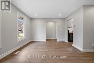 8059 Aintree Dr in Niagara Falls, ON - Building Photo - Building Photo