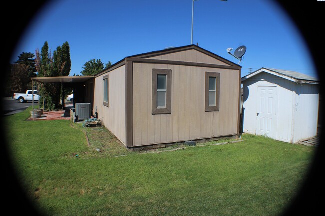 7901 W Clearwater Ave in Kennewick, WA - Building Photo - Building Photo