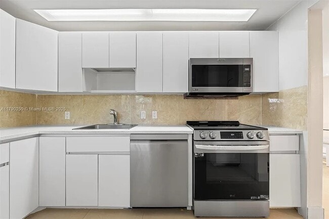 3401 N Country Club Dr, Unit 311 in Aventura, FL - Building Photo - Building Photo