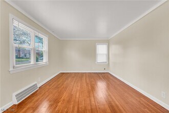 21603 Hillgrove Ave in Maple Heights, OH - Building Photo - Building Photo