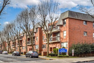 71-01 Park Ave in Fresh Meadows, NY - Foto de edificio - Building Photo