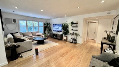 645 Westmount Dr, Unit 211 in West Hollywood, CA - Foto de edificio - Building Photo