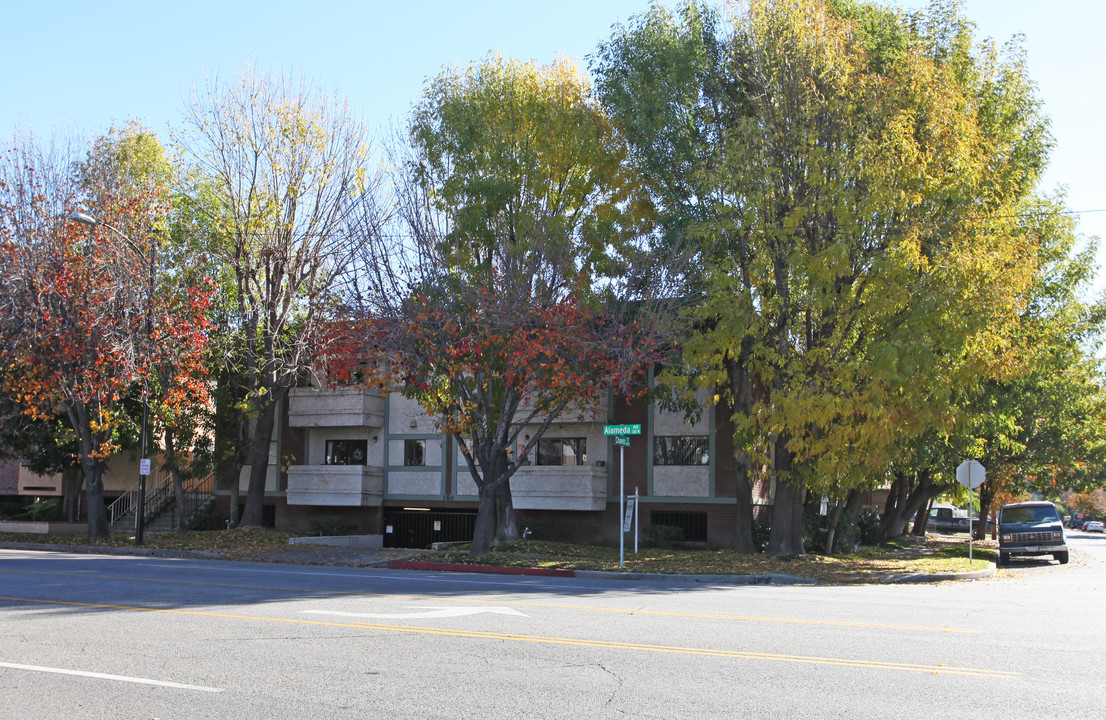 380 W Alameda Ave in Burbank, CA - Building Photo